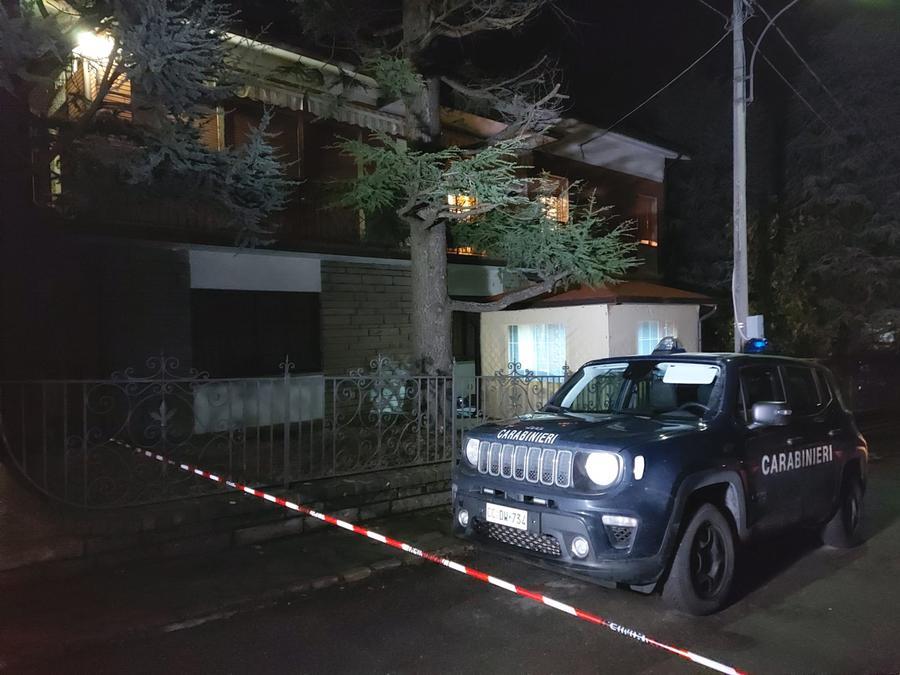 
	I carabinieri davanti la casa dove sono stati trovati i due uomini morti


