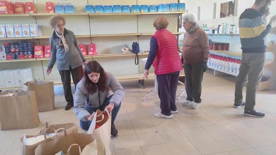 
	Un momento della raccolta dei beni da distribuire

