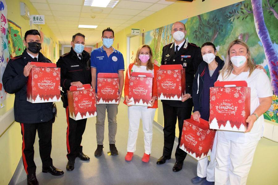 Ferrara, la sorpresa di Natale dei carabinieri ai piccoli pazienti di Oncoematologia