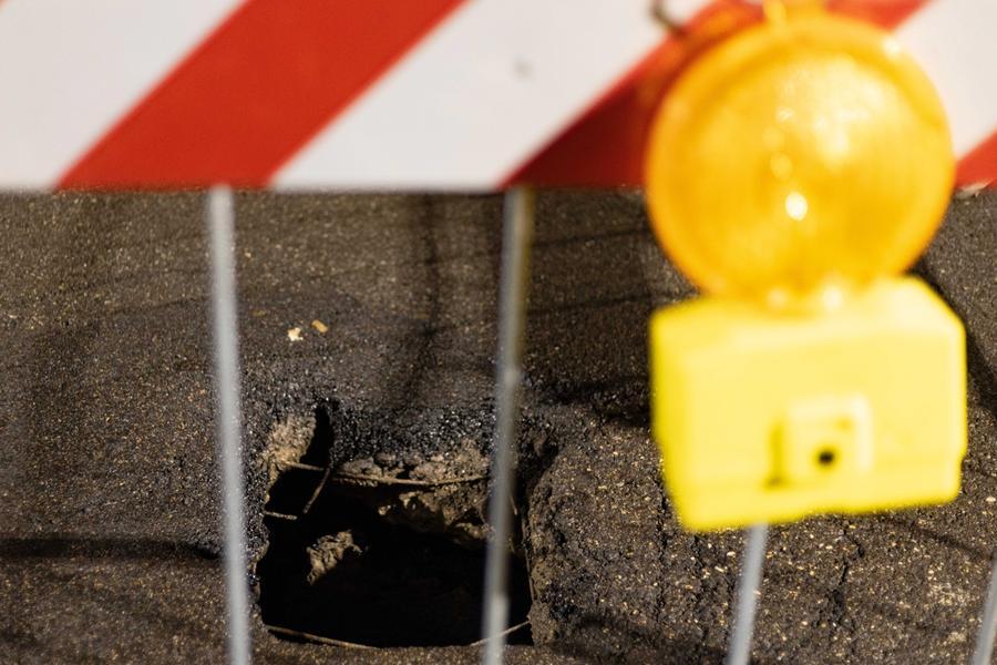 Firenze, sprofonda la strada in San Frediano: transennata l’area