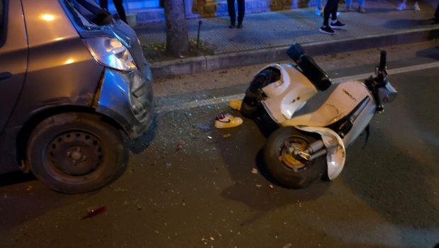 Sbatte contro un’auto in sosta con la moto e picchia il capo sull’asfalto: 17enne grave in ospedale a Cagliari