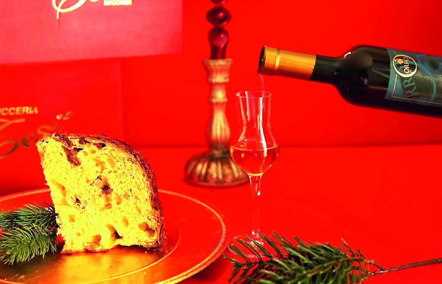 A Macomer il panettone-scrigno con vernaccia igt e agrumi canditi bio