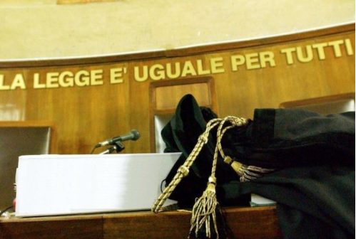 Modena. Si fa mettere in cella piuttosto che passare il Natale col patrigno