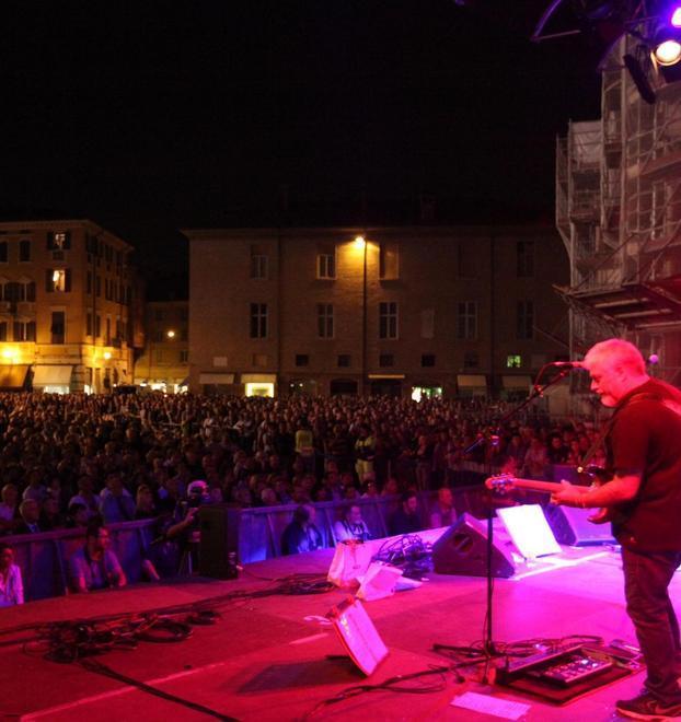 Seduti in piazza Grande... cantando tutte le donne 