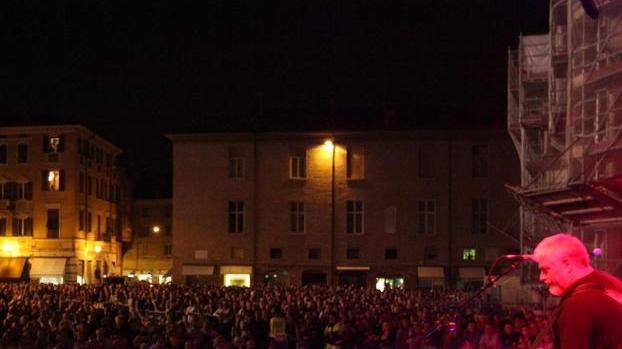 Seduti in piazza Grande... cantando tutte le donne