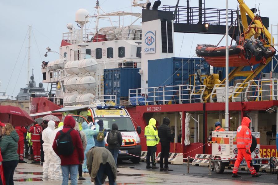 Migranti, ecco la seconda nave ong: la Sea Eye 4 sbarca 108 persone – Video