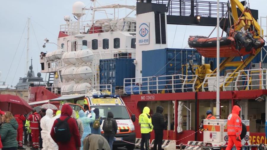 Migranti, ecco la seconda nave ong: la Sea Eye 4 sbarca 108 persone – Video