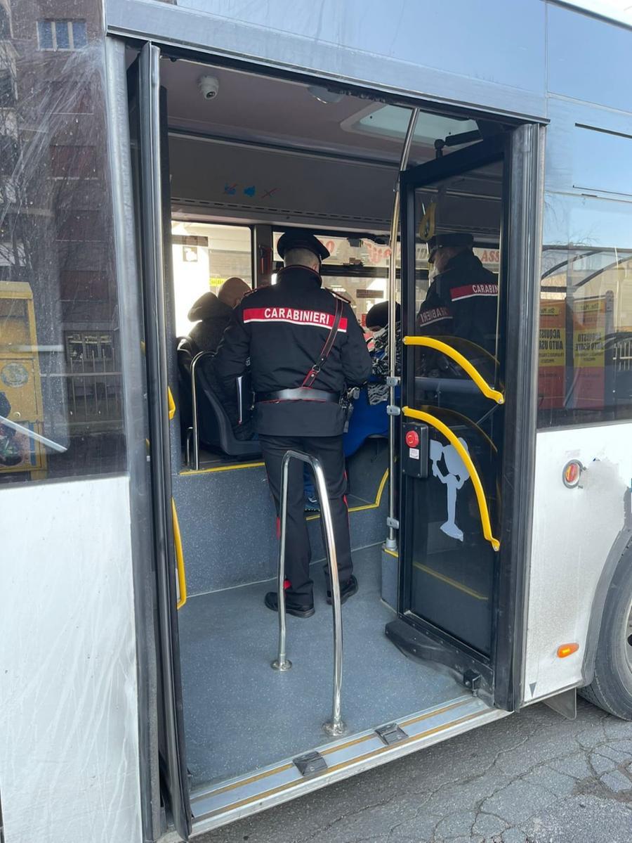Molesta i ragazzi sul bus, bloccato dai carabinieri