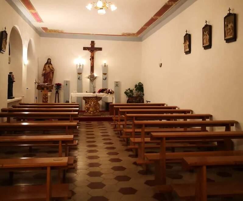 Capalbio, il parroco vende la chiesa per pagare le bollette: «Chi può si faccia avanti»