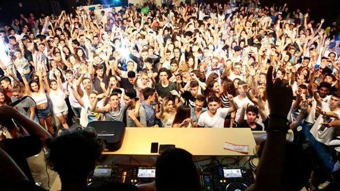 Ressa in discoteca, scoppia la protesta