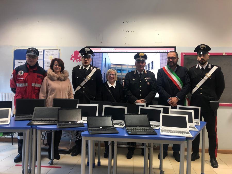 Rubiera, il regalo di Natale dei carabinieri: restituiscono 21 computer rubati alle scuole
