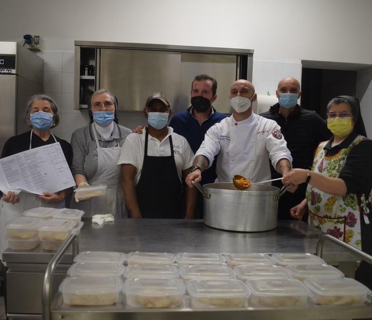 
	La cena di Capodanno sar&agrave; portata a casa delle famiglie dei bisognosi grazie a un esercito di volontari&nbsp;

