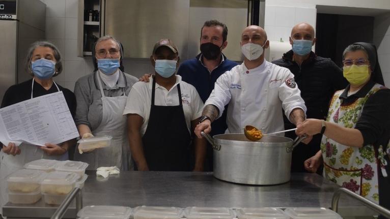 La cena di Capodanno sarà portata a casa delle famiglie dei bisognosi grazie a un esercito di volontari 