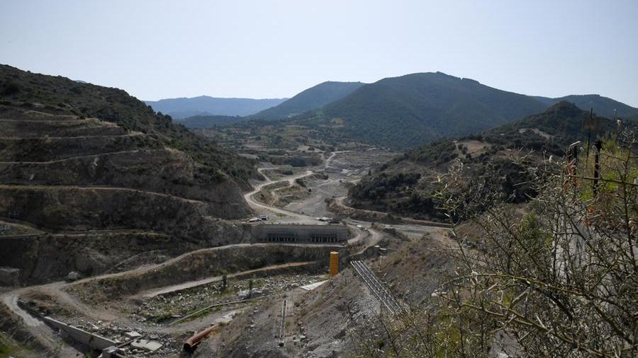 -
Il cantiere della diga in costruzione di Cumbidanovu