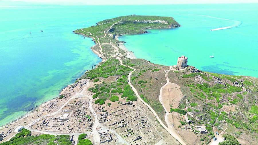 Una veduta aerea dell'area archeologica di Tharros