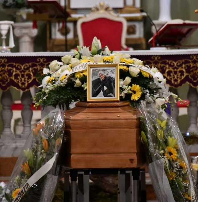 Ucciso dal figlio, in tanti per dire ciao a Max