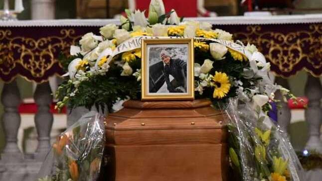 Ucciso dal figlio, in tanti per dire ciao a Max