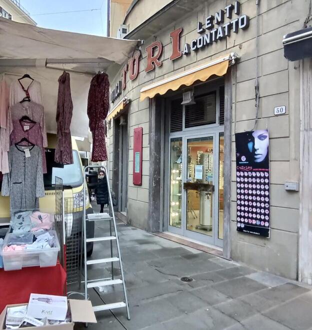 «Le vetrine oscurate dai banchi», protesta per l’assetto del mercato di Pistoia