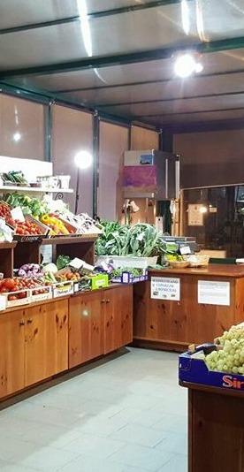 Chiude l’attività in piazza Vittoria: addio dopo 30 anni a “Voglia di frutta”