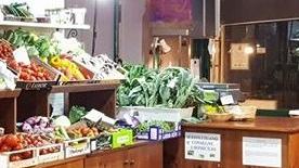 Chiude l’attività in piazza Vittoria: addio dopo 30 anni a “Voglia di frutta”