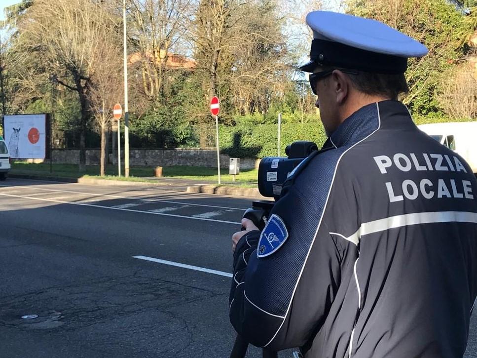 Investe un ragazzino sulle strisce e fugge: «Avevo fretta di arrivare al lavoro»