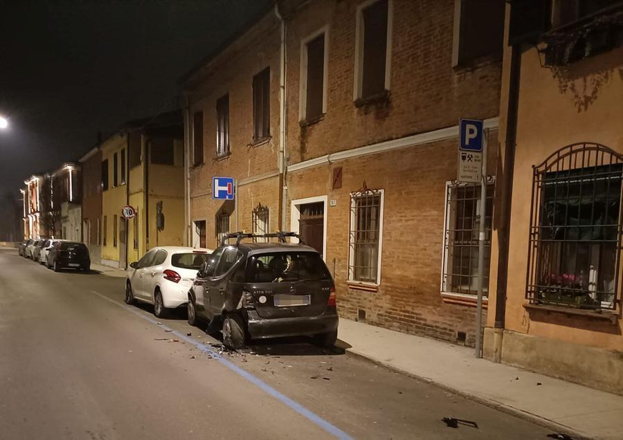 Ferrara, sbanda e danneggia due auto: rintracciatodalla polizia locale