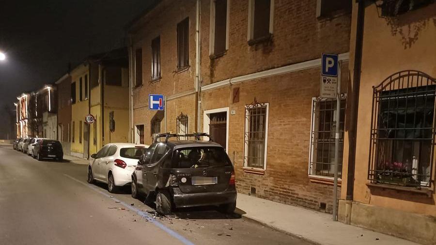 Ferrara, sbanda e danneggia due auto: rintracciatodalla polizia locale