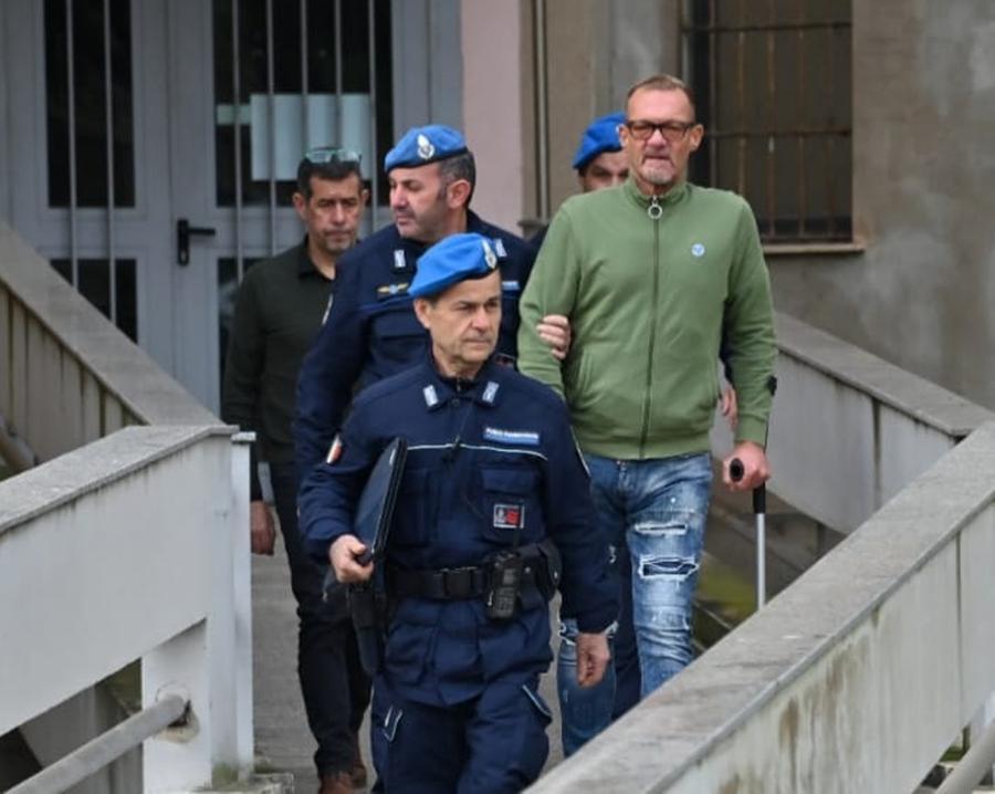 
	Giancarlo Fonsatti all'uscita del tribunale scortato dagli agenti della polizia penitenziaria

