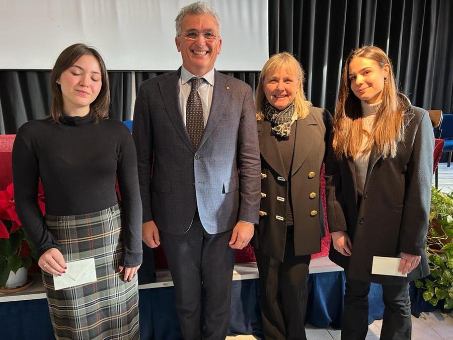 
	Le studentesse Marica Puggioni e Angelica Ventroni con la dirigente Salvatorica Scuderi e il presidente Lions club Mauro Monaco&nbsp;

