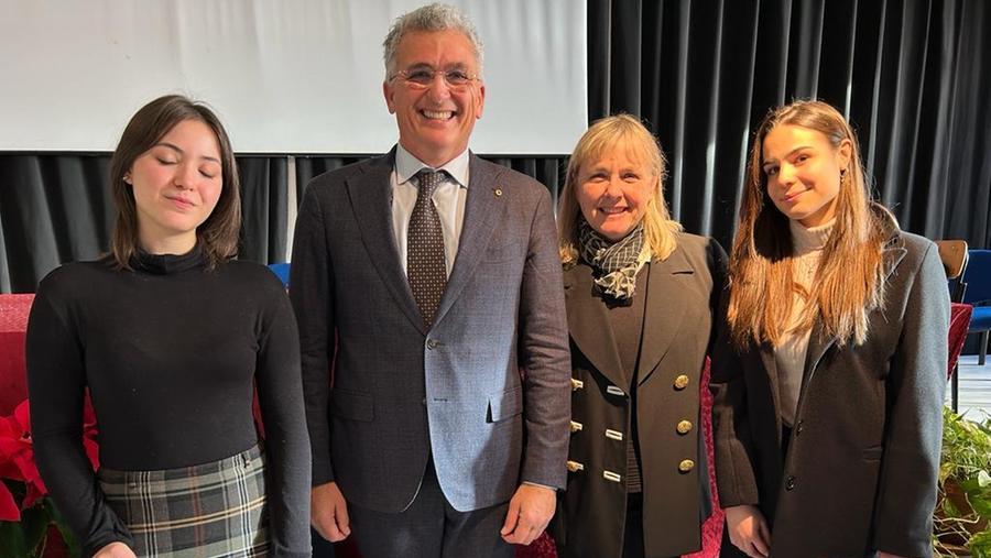 Le studentesse Marica Puggioni e Angelica Ventroni con la dirigente Salvatorica Scuderi e il presidente Lions club Mauro Monaco 