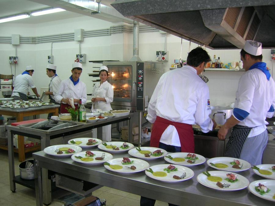 
	Studenti dell'Alberghiero in cucina&nbsp;

