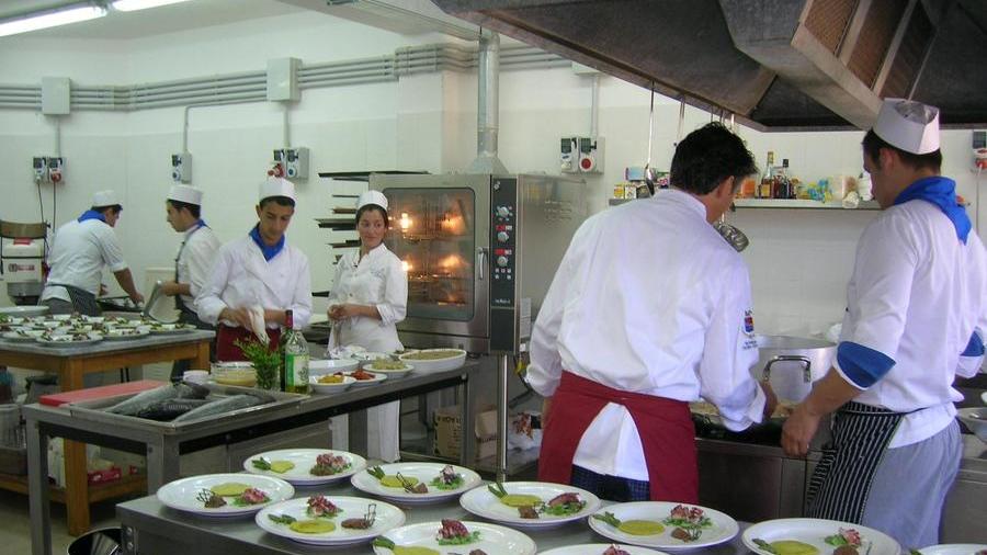 Studenti dell'Alberghiero in cucina 