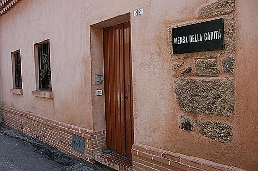 
	La mensa della carit&agrave; in via Carmine

