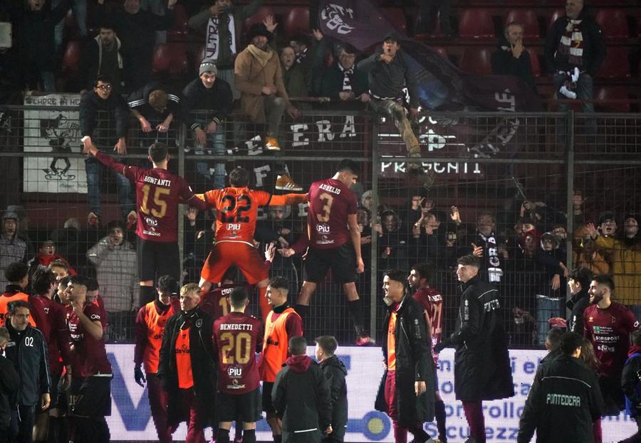 
	La gioia dei giocatori granata che festeggiano con i tifosi&nbsp;al termine del match con l'Olbia (Foto di Franco Silvi)

