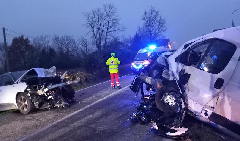 Luzzara, donna di 73 anni muore nello schianto frontale