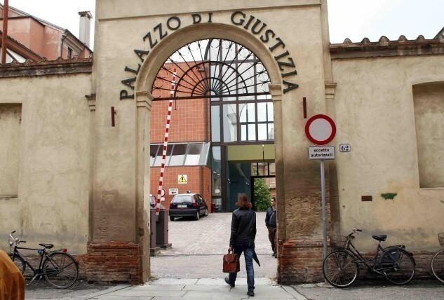 Codigoro, schiaffi e coltellate: così estorceva soldi a due 20enni