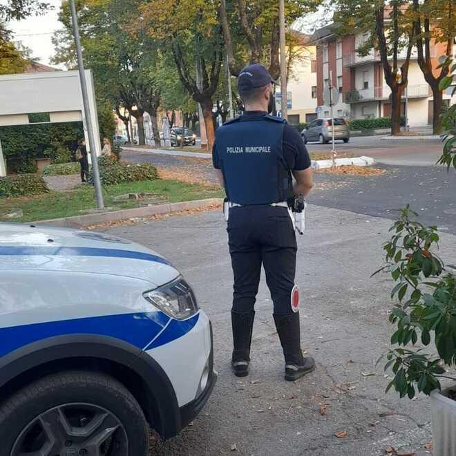 Bomporto. Nasconde la targa con la mano Scoperto: sanzioni per 650 euro 