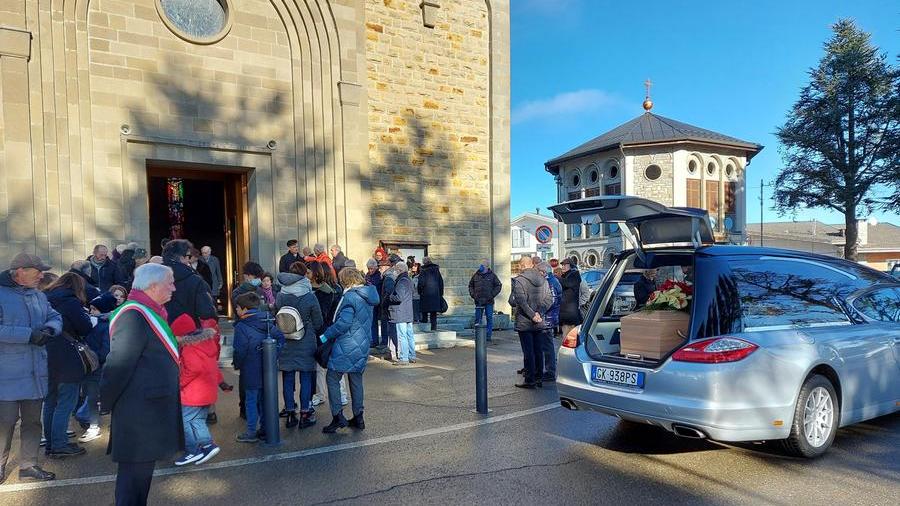 Serramazzoni Santuario gremito ieri mattina per l’ultimo saluto all’ex sindaco Mario Aguzzoli