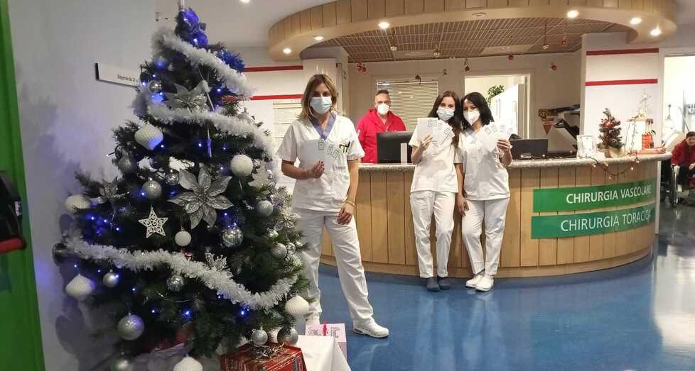 Modena I bambini portano i loro disegni ai pazienti in ospedale 
