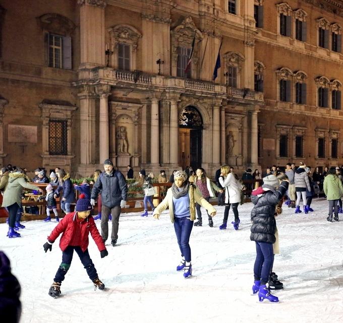Modena, in piazza Roma "Accademia del ghiaccio" in festa 