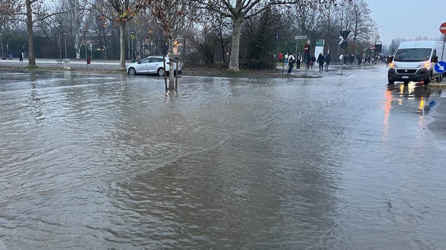 Carpi. Piazzale delle piscine di nome... e di fatto Si rompe un tubo e il “Meucci” chiude