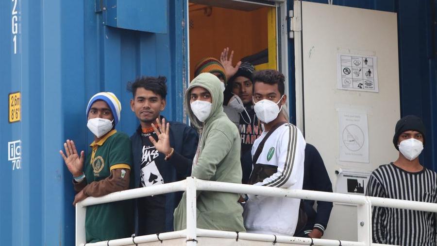 Alcuni dei migranti sbarcati a Livorno
