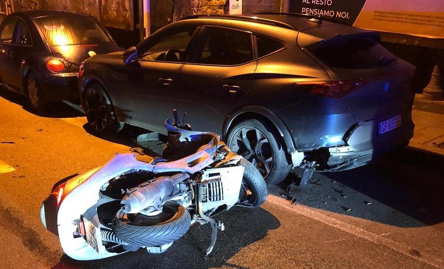 Sassari, 18enne ubriaco in sella allo scooter finisce contro un’auto: è grave