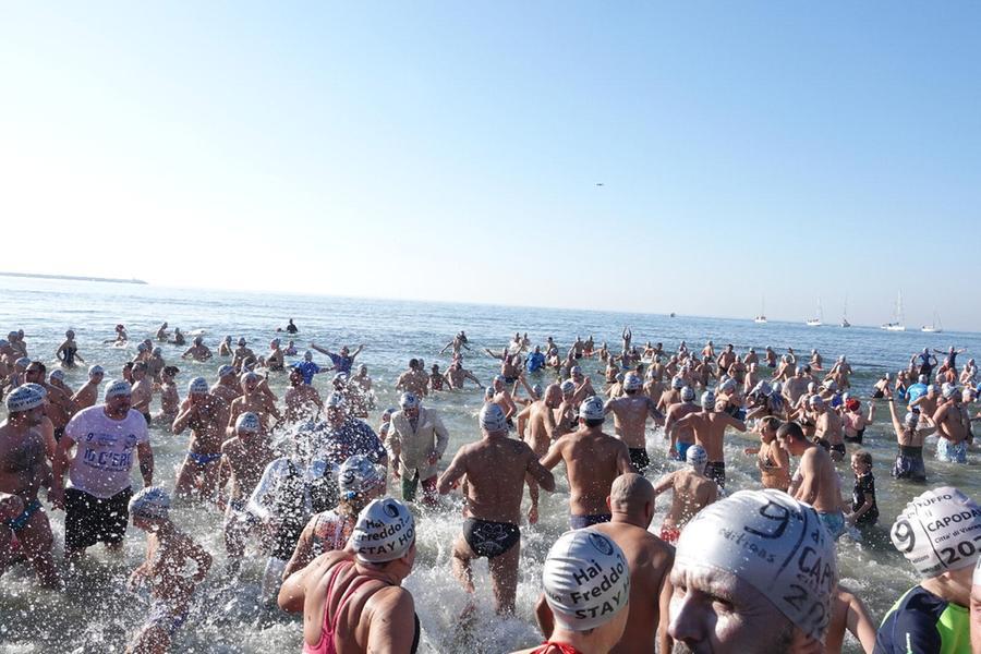 
	Il tradizionale tuffo di Capodanno a Viareggio

