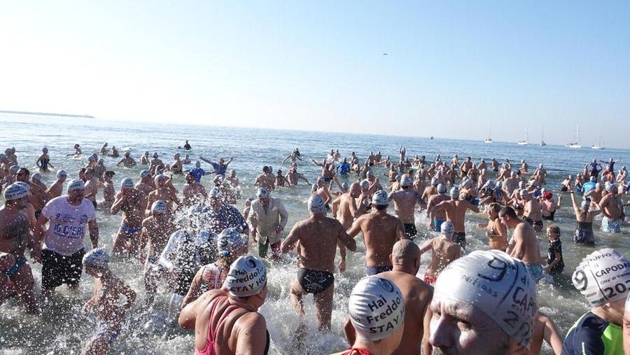 Il tradizionale tuffo di Capodanno a Viareggio