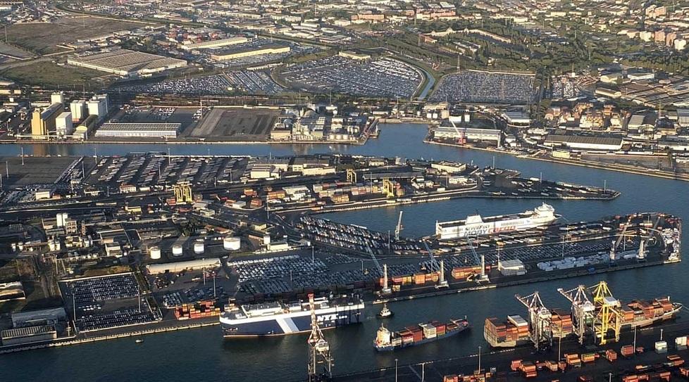 Banchine, microtunnel, ferrovie: i fronti aperti del “nuovo” porto di Livorno