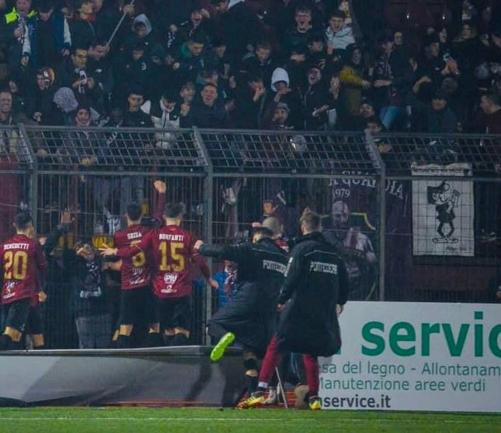 
	I giocatori del Pontedera esultano sotto la Gradinata Nord Diego Savelli dopo la vittoria con l'Olbia&nbsp;

