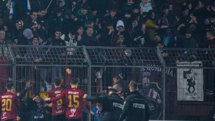 I giocatori del Pontedera esultano sotto la Gradinata Nord Diego Savelli dopo la vittoria con l'Olbia 