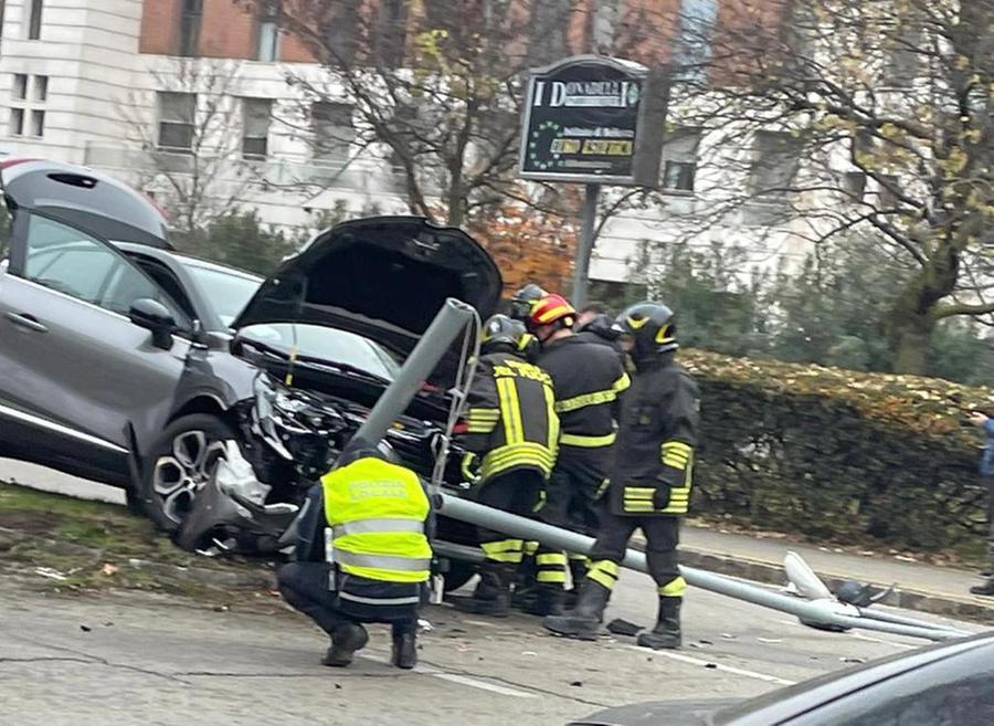 Modena. Auto abbatte un palo della luce in strada Formigina