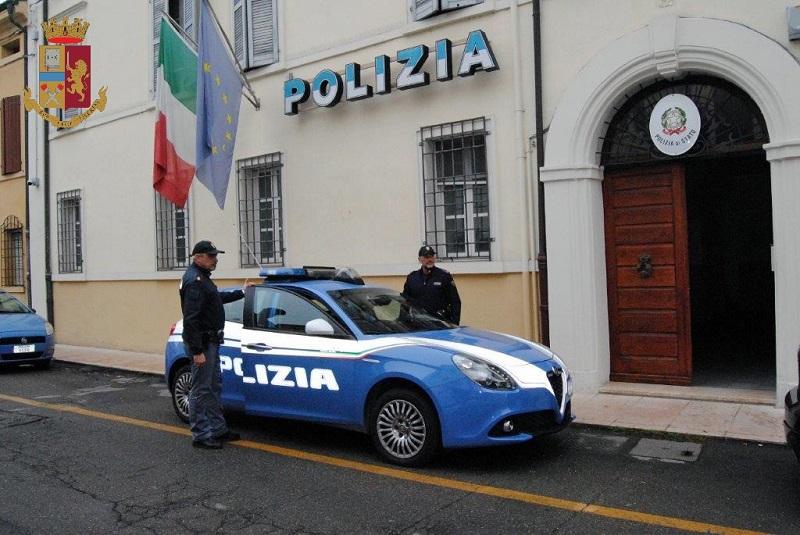 Mirandola. Sfonda i vetri delle auto del Commissariato di polizia